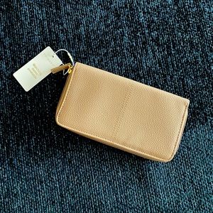 New Hazel brown/beige PRIMARK wallet with tag.
Pick up in Vaughan.